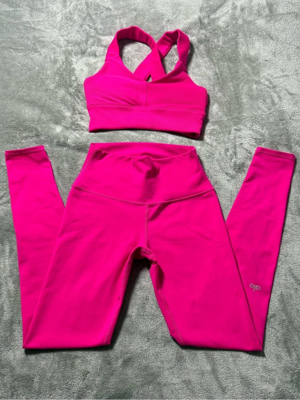 ALO Yoga Set Vibrant Hot Pink Cross-Back Sports Bra & High-Waist Leggings